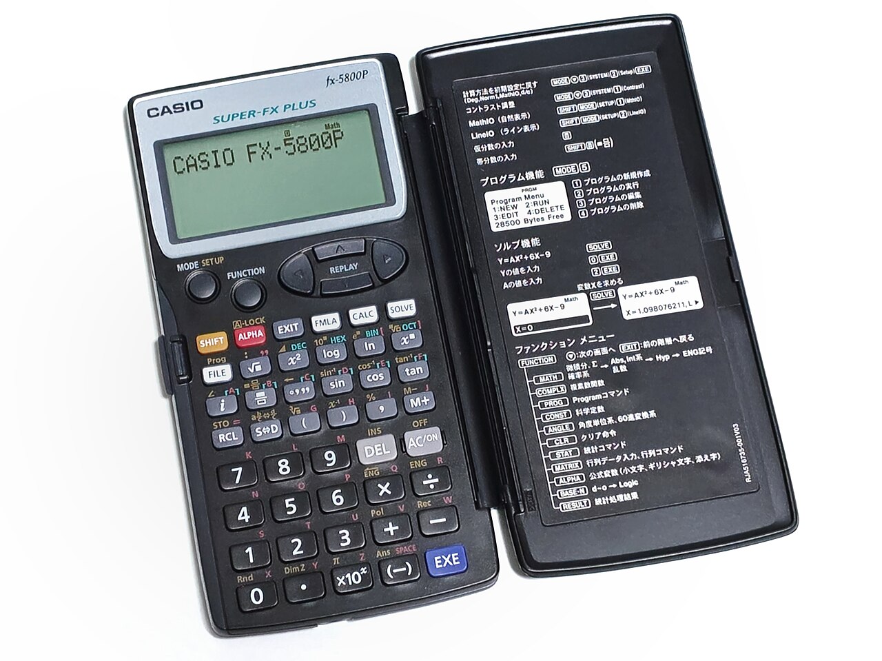 Máy tính Casio fx-5800P mở nắp bảo vệ, hiển thị tên model trên màn hình, đặt trên mặt bàn trắng