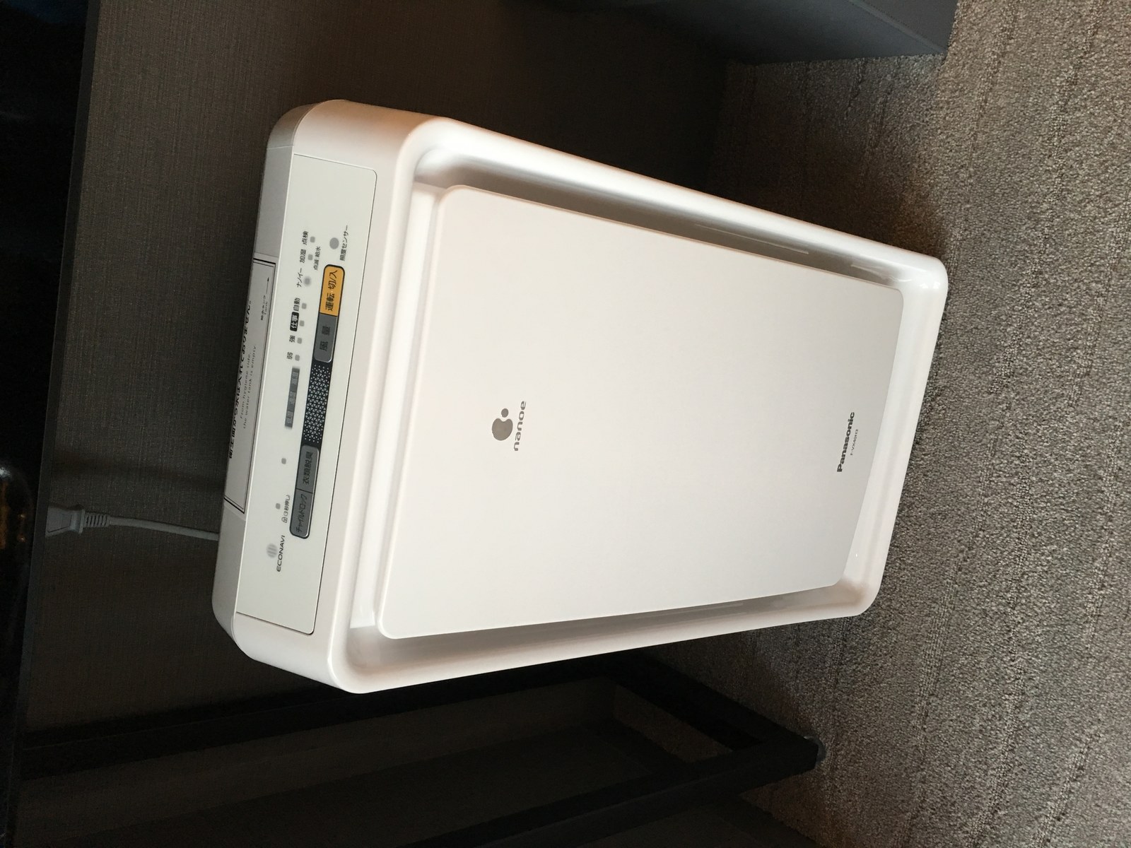 Máy lọc không khí Panasonic đặt trong phòng khách, màn hình hiển thị chỉ số PM2.5