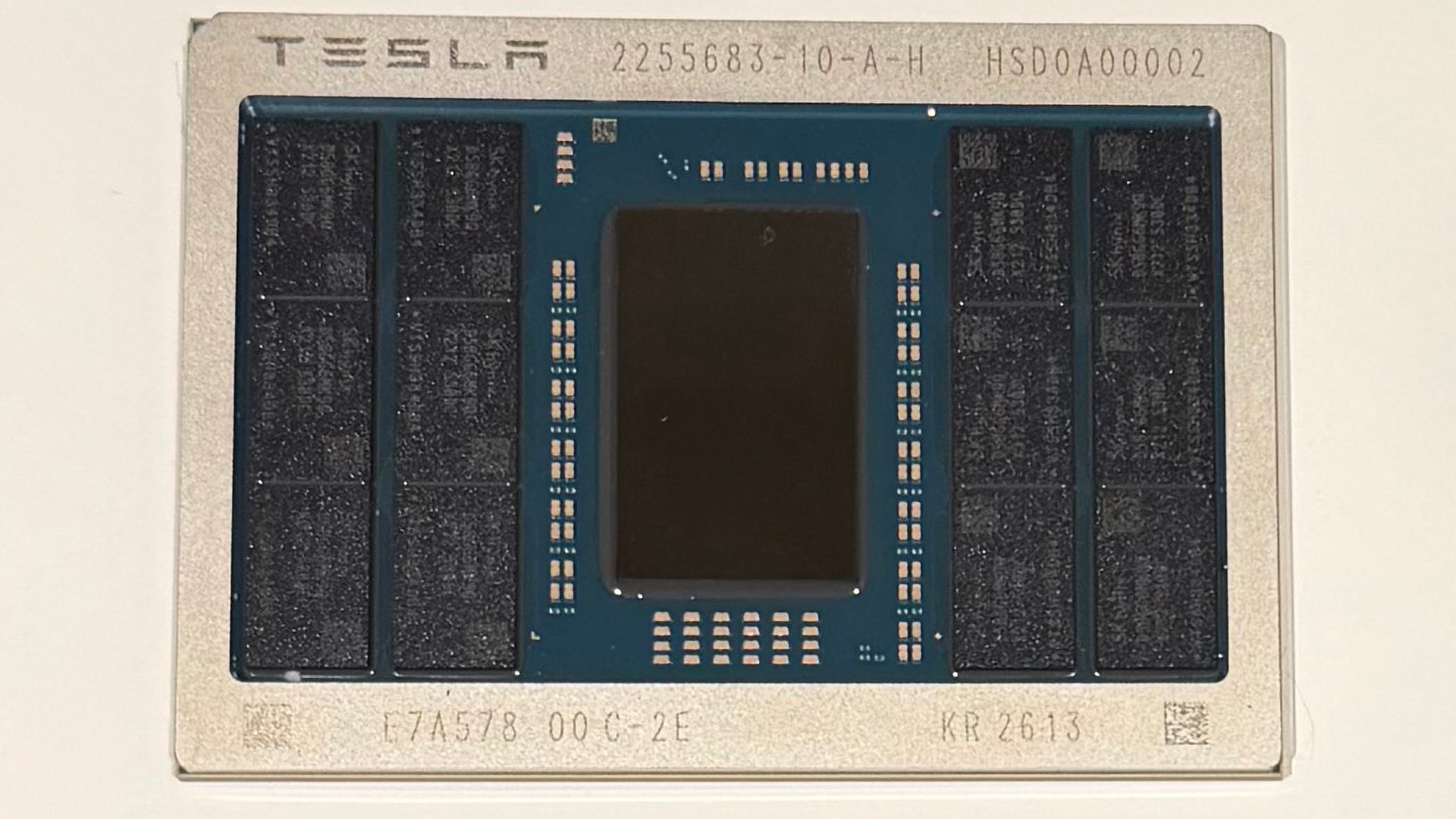 Module chip Tesla AI5 được đúc tại Samsung Foundry với die trung tâm và các gói bộ nhớ xung quanh