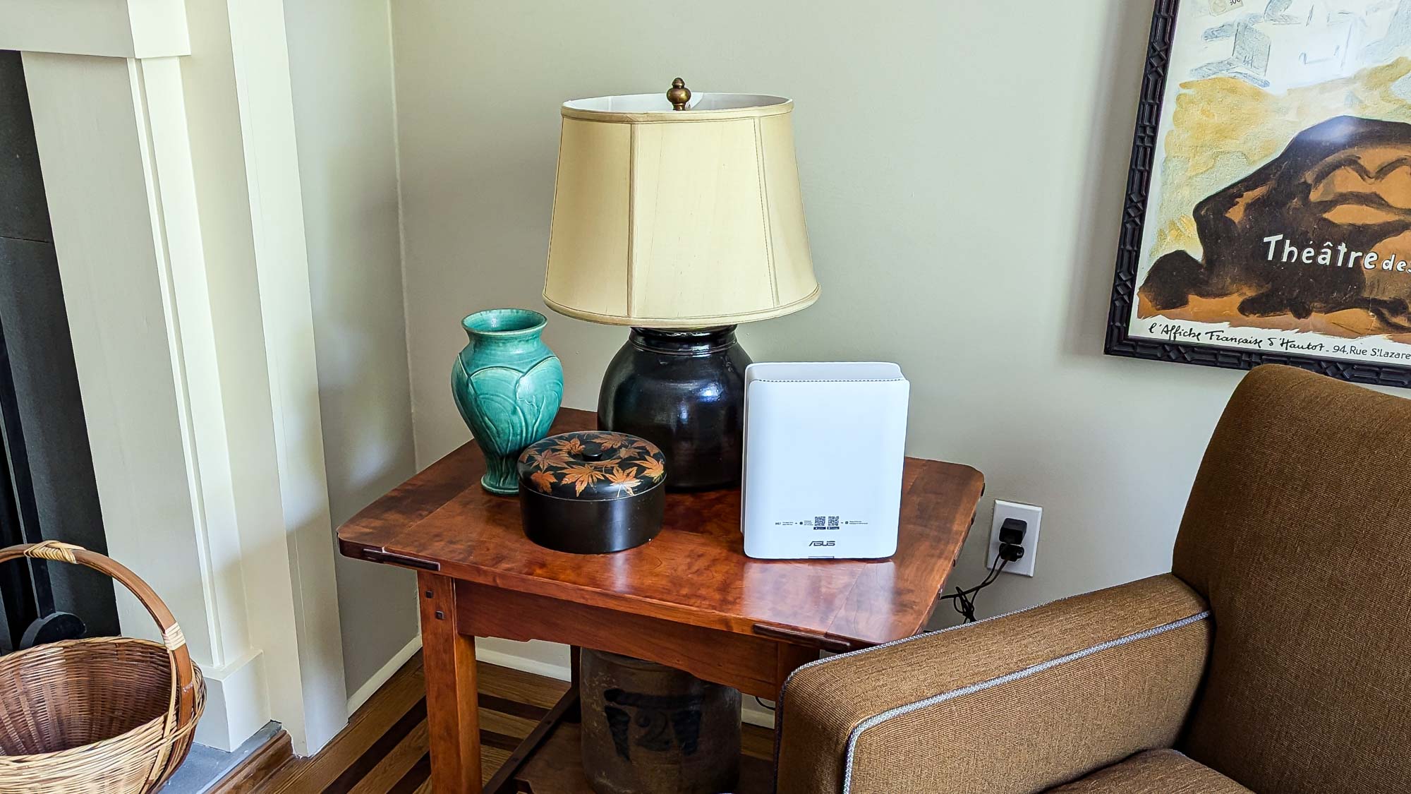 Router WiFi Asus màu trắng đặt trên bàn gỗ cạnh lò sưởi trong phòng