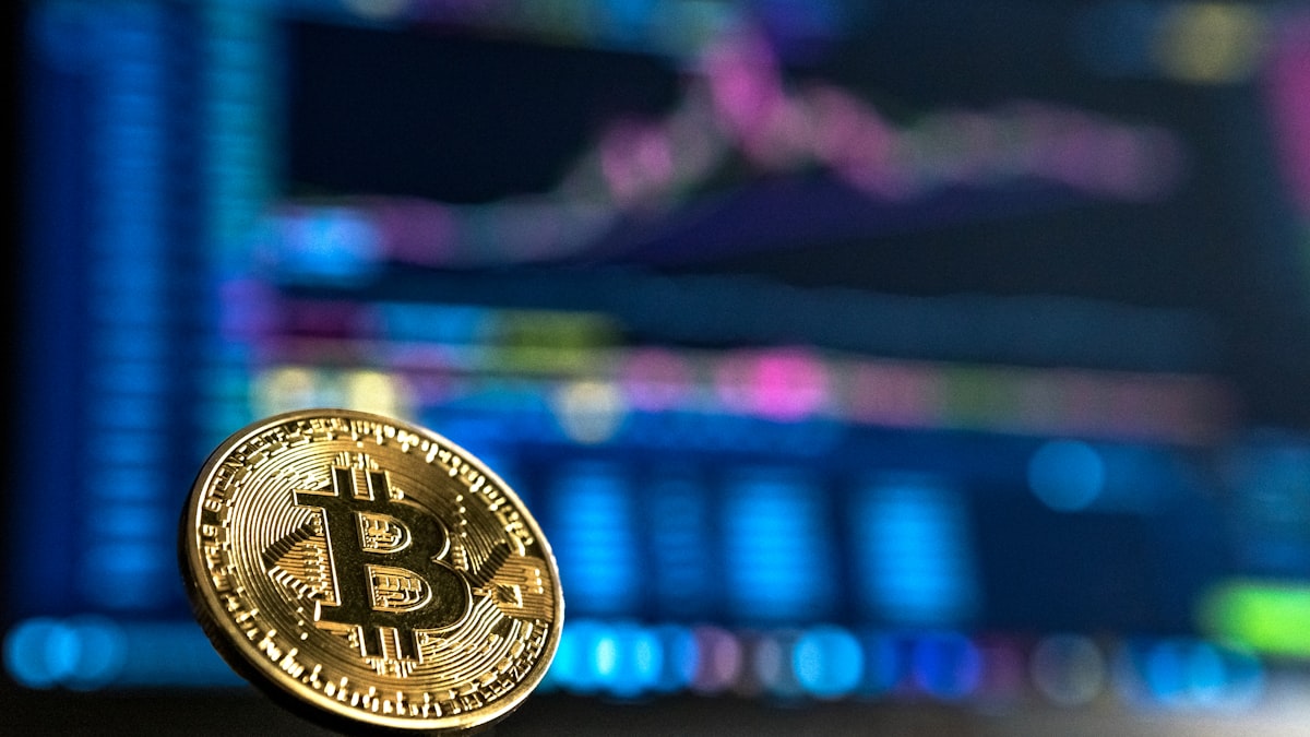 Đồng Bitcoin vàng trên nền biểu đồ giao dịch crypto