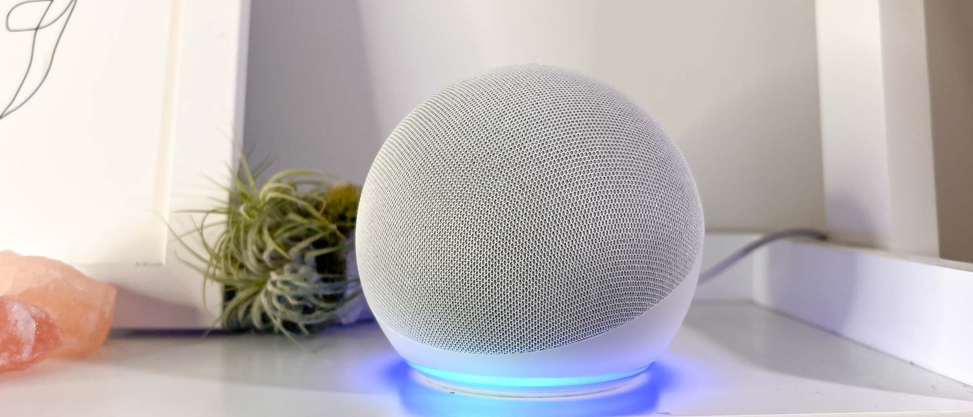 Loa thông minh Amazon Echo Dot 5 với vòng đèn LED xanh phát sáng