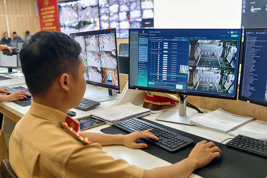 Trung tâm chỉ huy cảnh sát giao thông Hà Nội giám sát camera AI