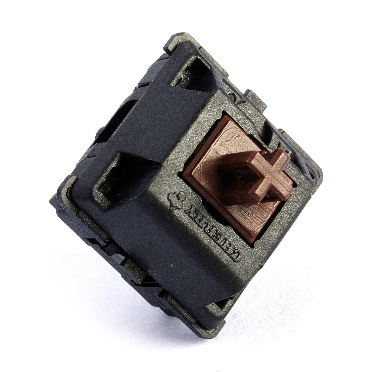Cum switch Cherry MX Brown gan trong ban phim voi den LED do sang