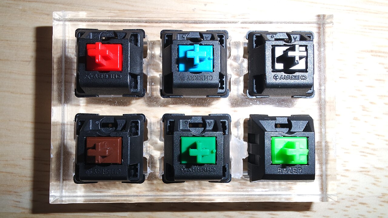 Sau loai switch co hoc Cherry MX va Razer dat trong khay thu acrylic