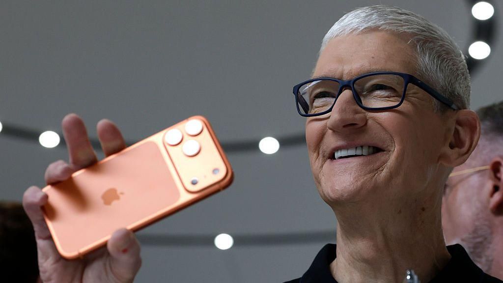 Tim Cook CEO Apple tại sự kiện công khai, thể hiện vai trò lãnh đạo trong chương trình sản xuất nội địa Mỹ