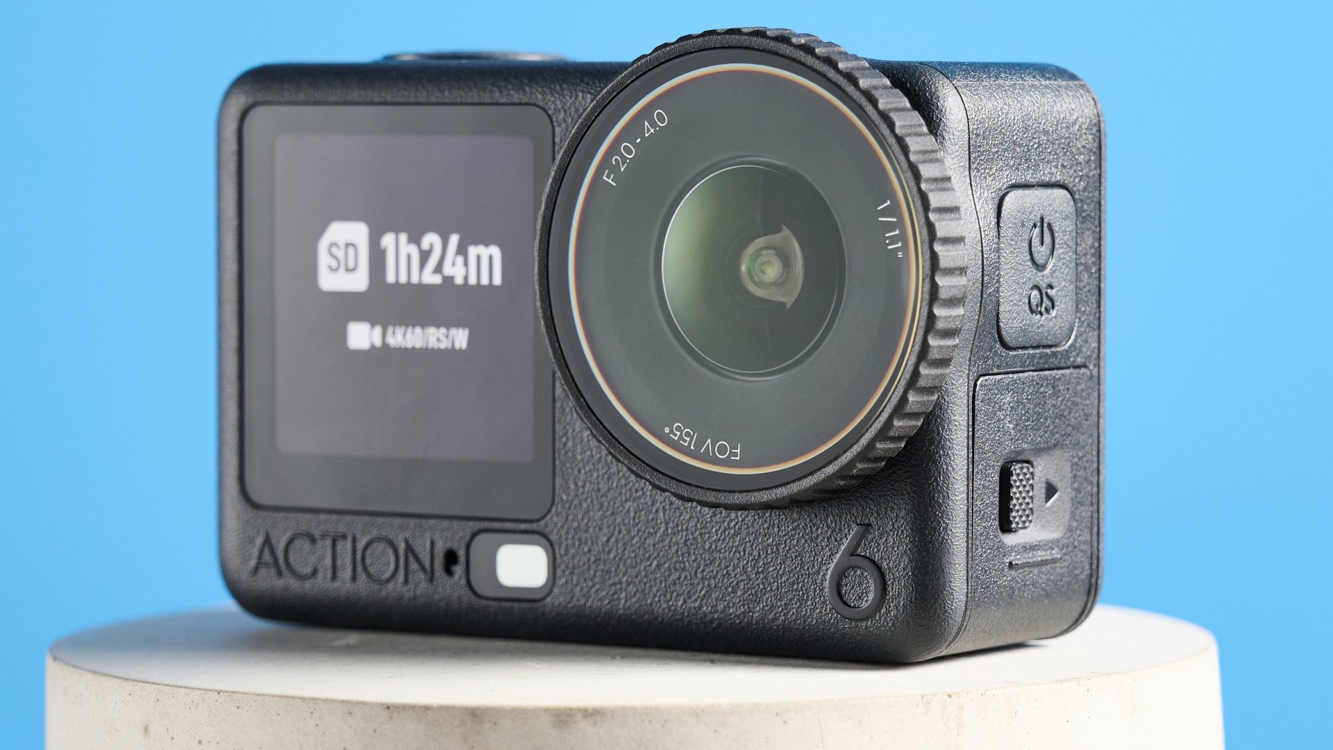 DJI Osmo Action 6 chống nước 20 mét đặt trên bệ tròn màu be, nền xanh dương