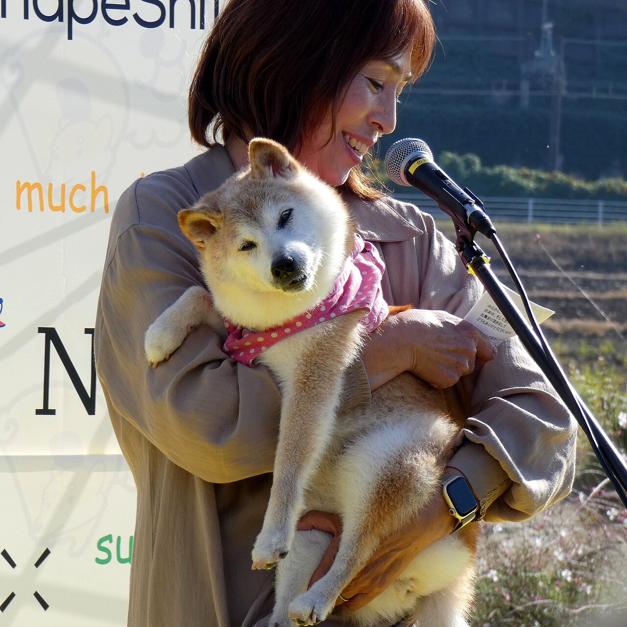 Atsuko Sato ôm chú chó Kabosu - nguồn gốc meme Doge gắn liền với Dogecoin