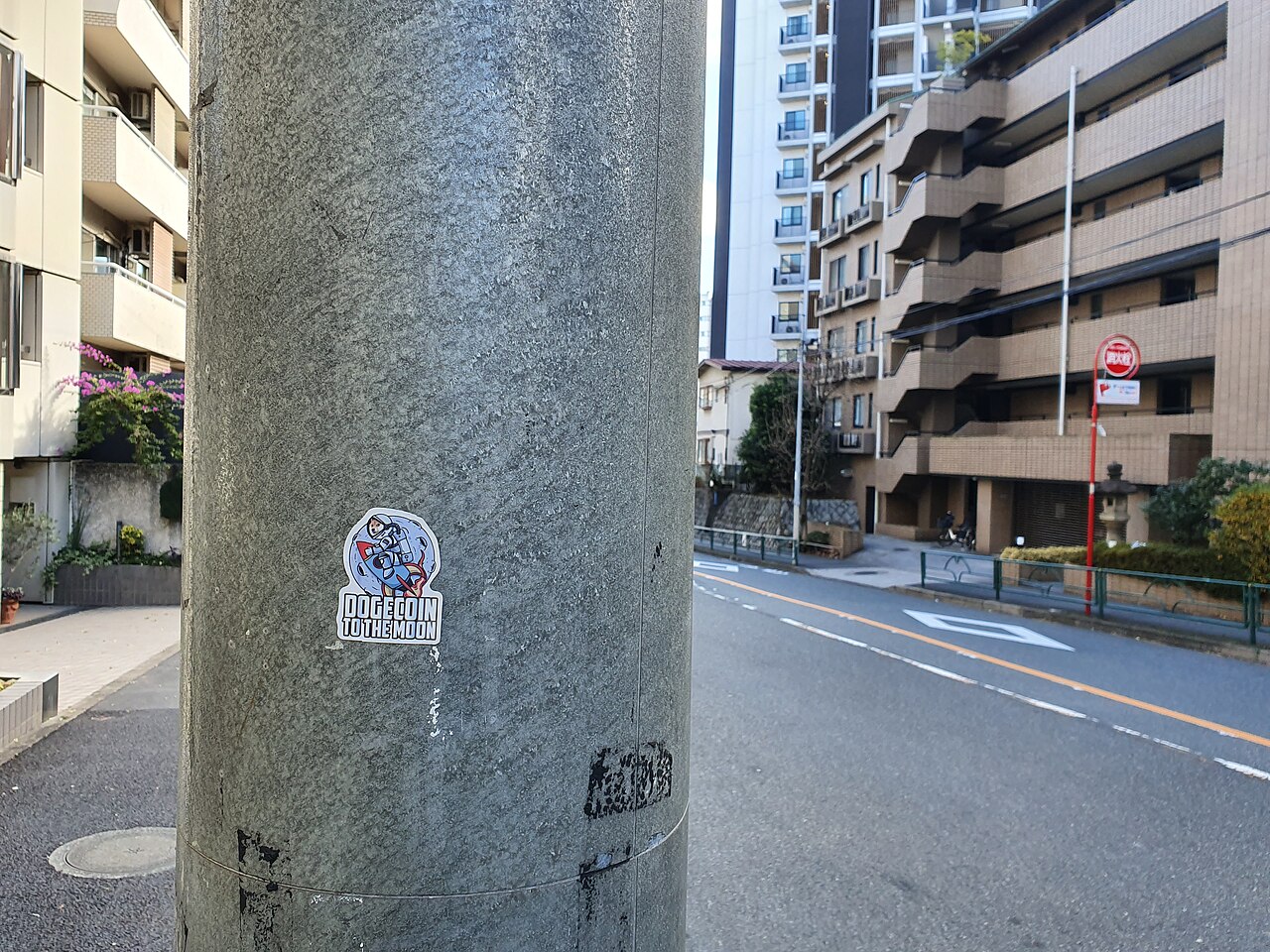 Sticker Doge To The Moon trên cột ở Tokyo Nhật Bản