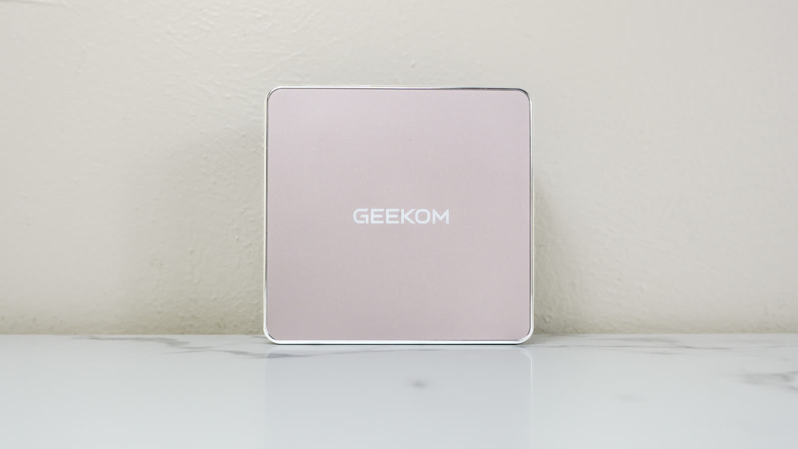 Mini PC Geekom A5 với thiết kế kim loại nhỏ gọn đặt trên bàn làm việc