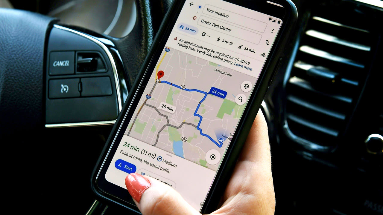 Giao diện Google Maps đang chỉ đường trên điện thoại trong xe hơi