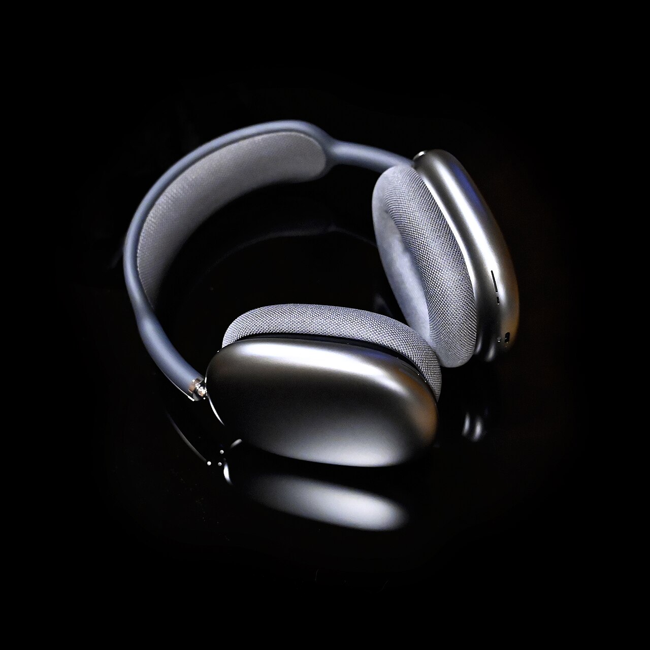 Tai nghe Apple AirPods Max 2 over-ear với khung thép không gỉ và đệm tai lưới