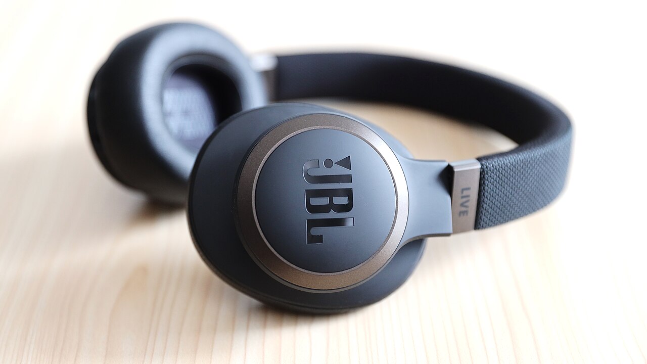 Tai nghe over-ear JBL LIVE 650 BTNC chống ồn màu đen đặt trên nền gỗ