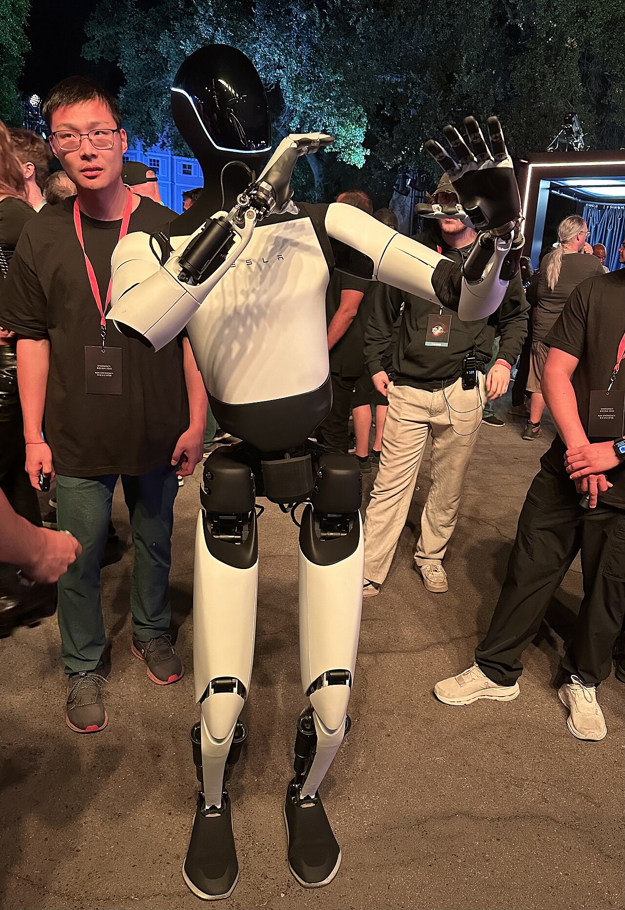 Tesla Optimus robot hình người tại sự kiện công nghệ
