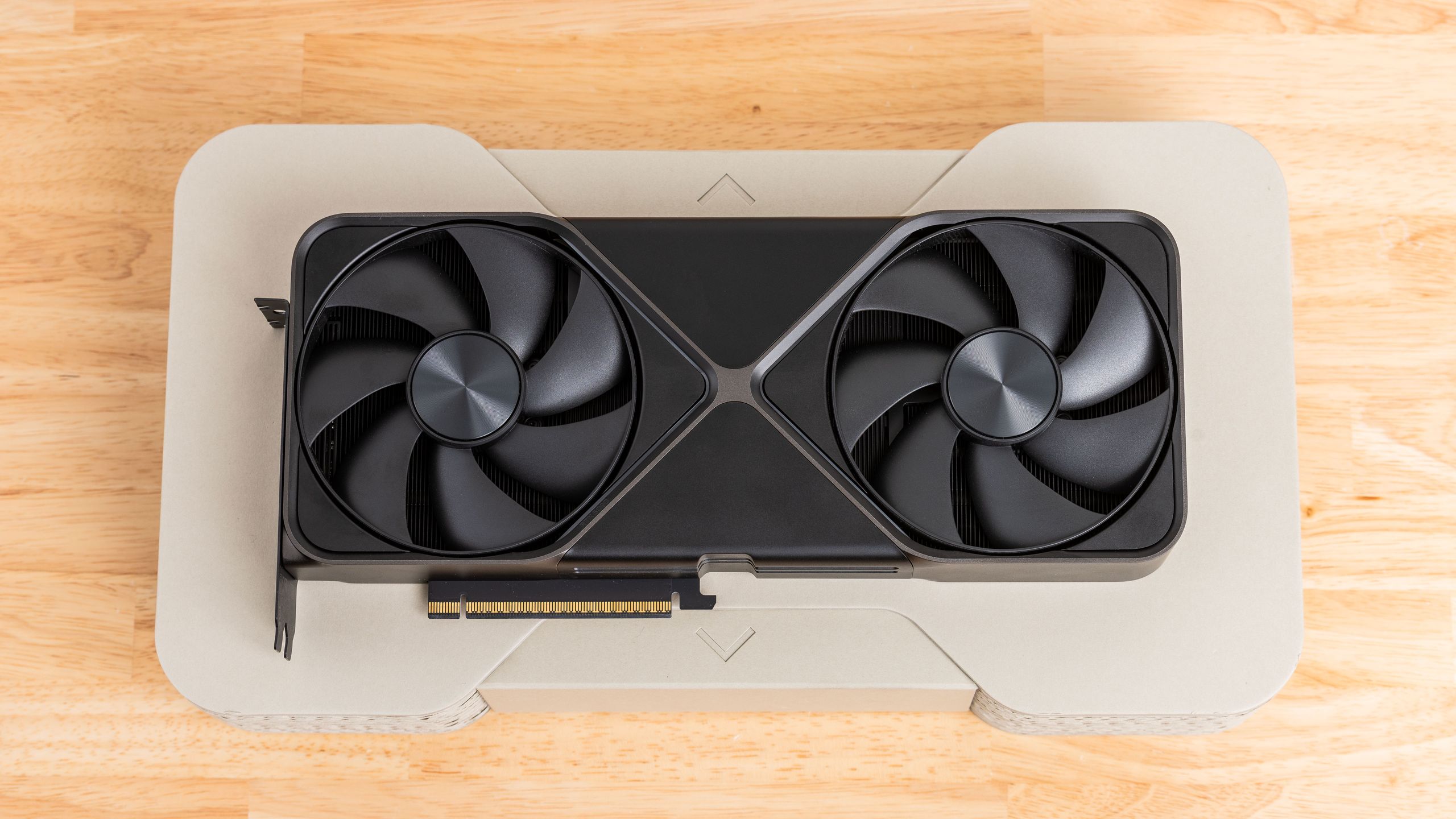 Card đồ họa NVIDIA RTX 50-series với thiết kế hai quạt đặt trên bàn