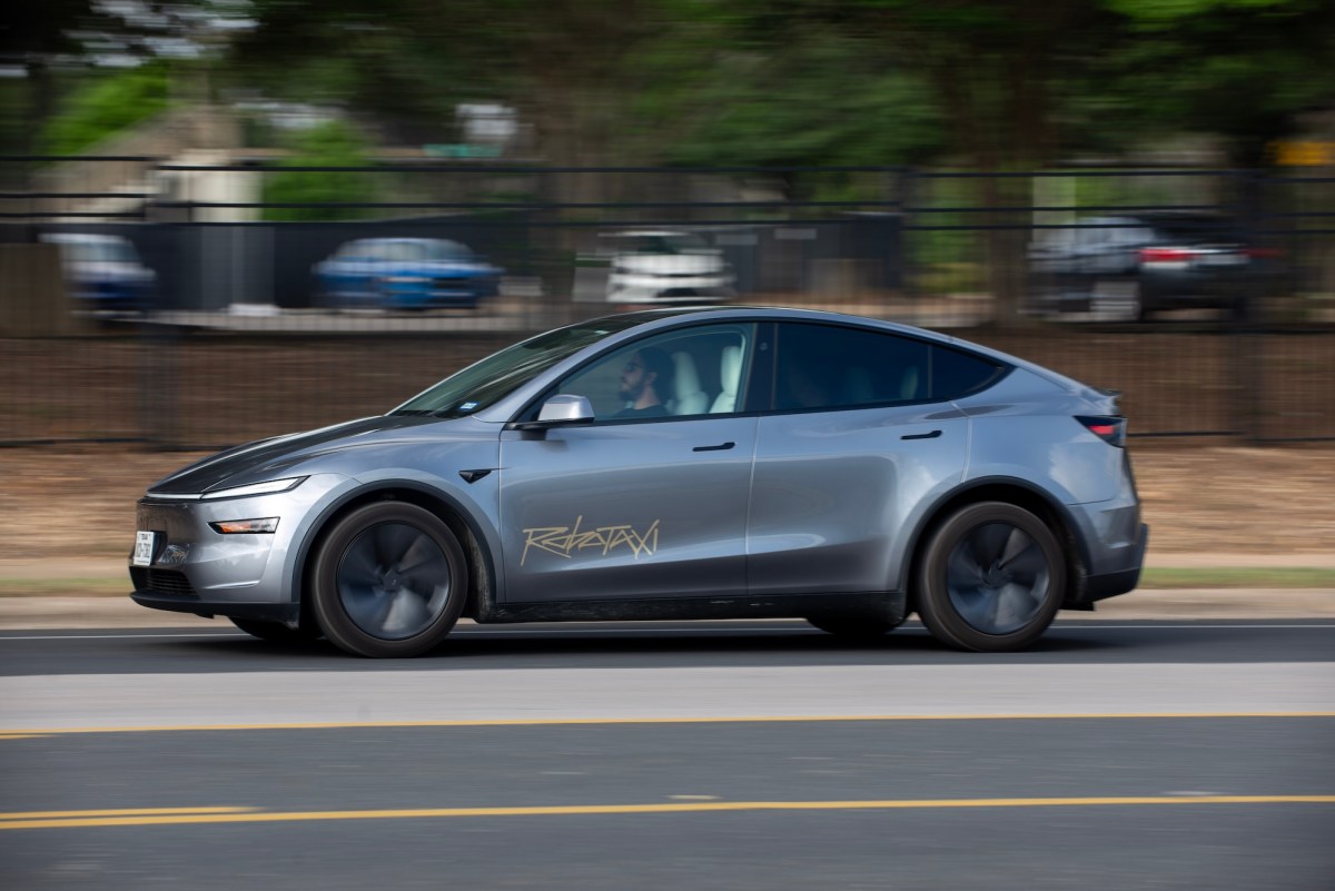 Xe Tesla Model Y gắn decal ROBOTAXI đang chạy trên đường phố Mỹ