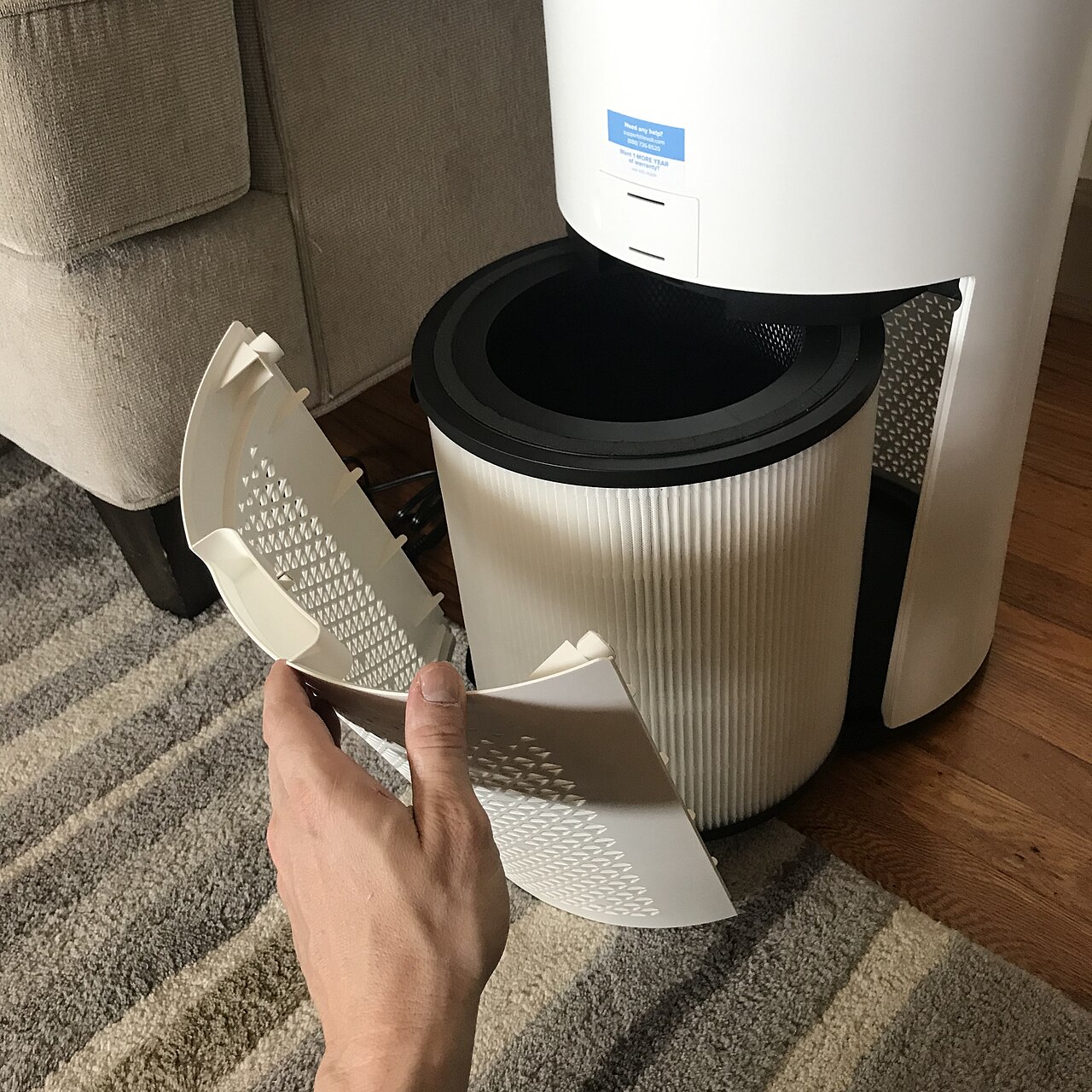 Cận cảnh màng lọc HEPA và than hoạt tính bên trong máy lọc không khí
