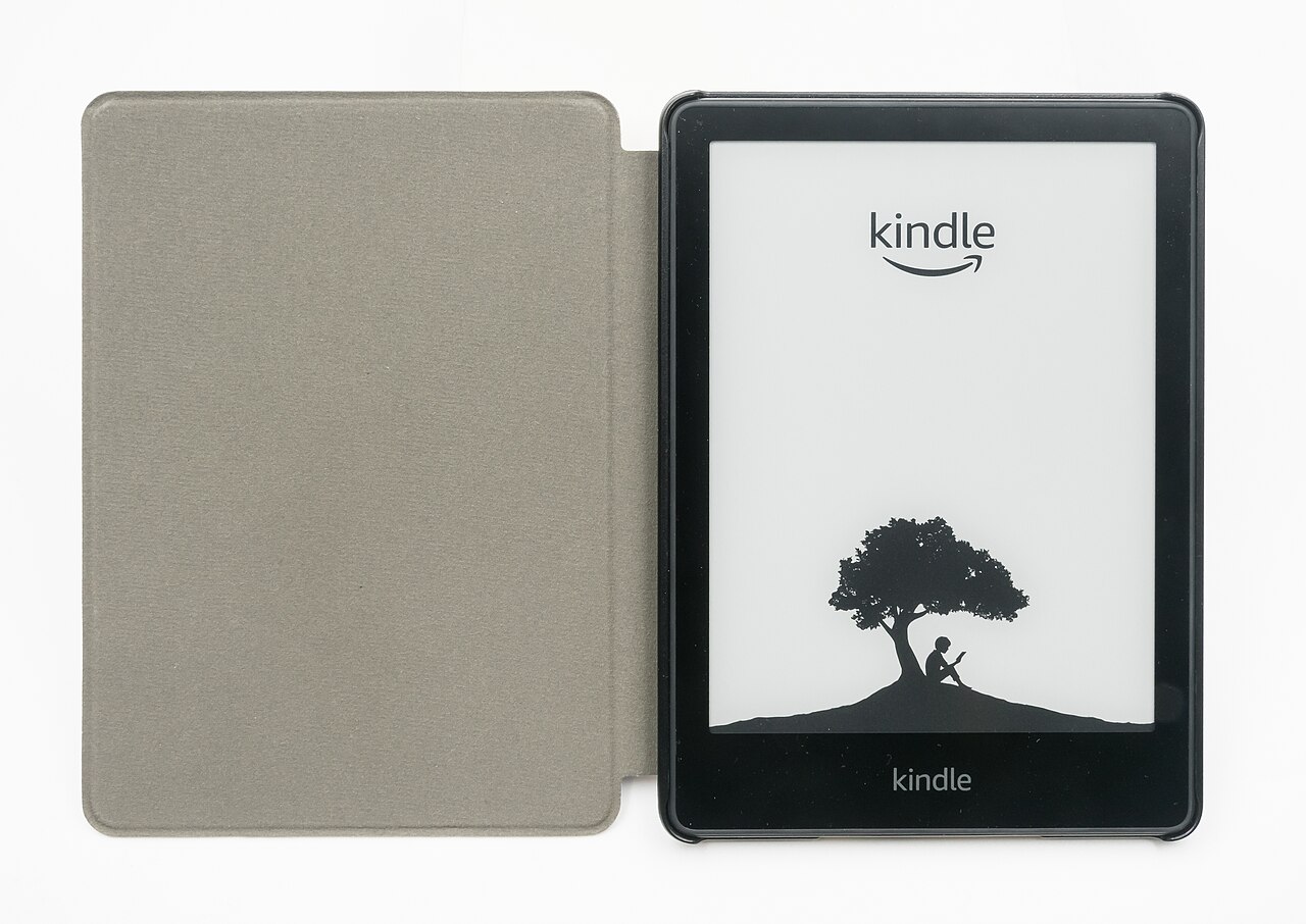Máy đọc sách Amazon Kindle Paperwhite với màn hình E Ink hiển thị trang sách, minh họa cho dòng máy đọc sách Kindle Scribe