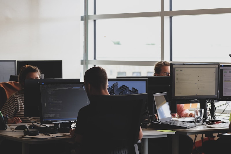 Không gian làm việc lập trình viên với nhiều màn hình hiển thị code editor và đồ họa 3D