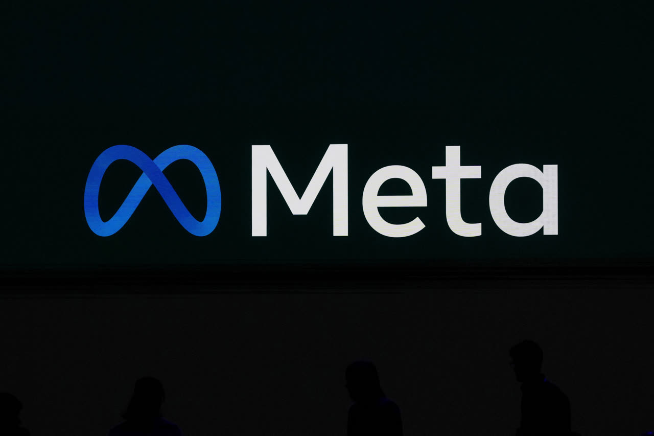 Logo Meta hiển thị trên màn hình lớn tại hội nghị công nghệ LlamaCon