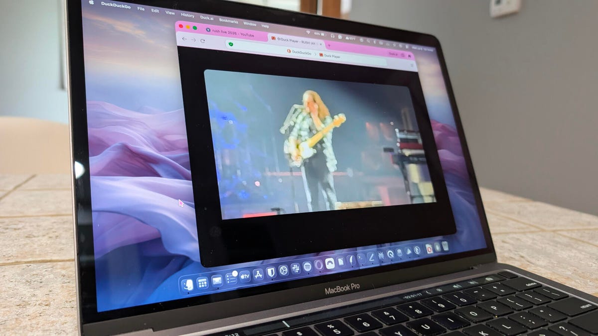 MacBook đang phát video YouTube trong Duck Player của DuckDuckGo Browser không có quảng cáo