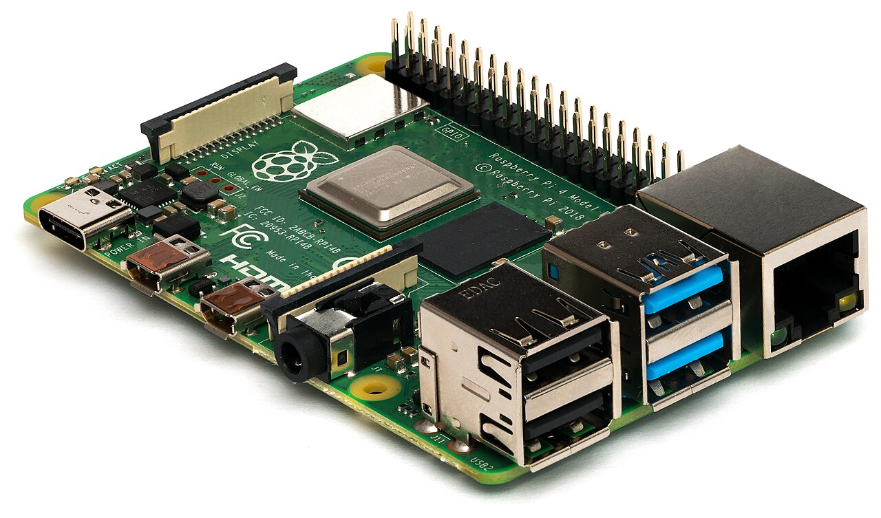 Bo mạch Raspberry Pi 4 Model B với các cổng USB, Ethernet và HDMI