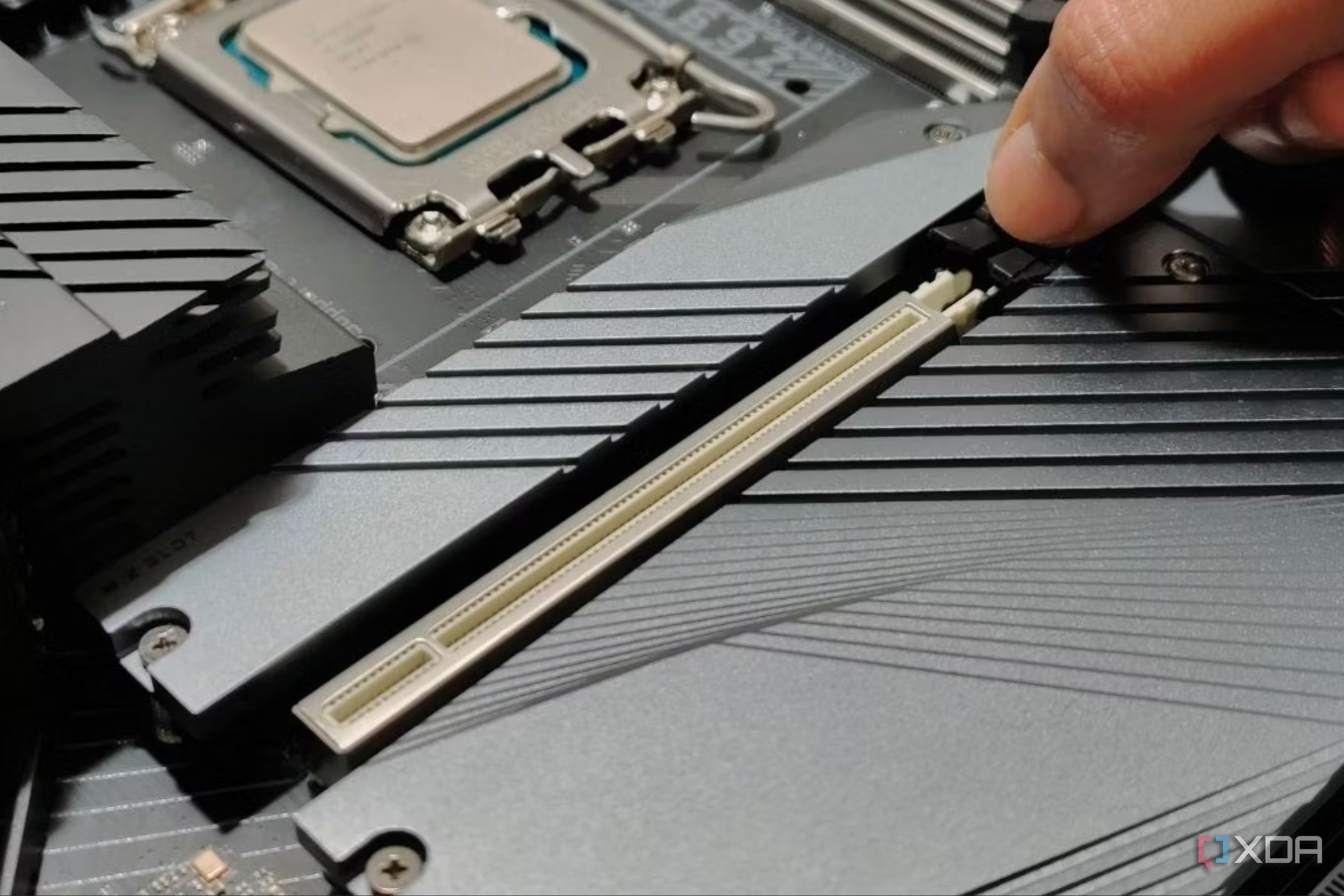 Ảnh sản phẩm thực tế của SSD NVMe 2.0 PCIe 5.0 Samsung PM9E1 hiển thị nền tảng M.2 2280