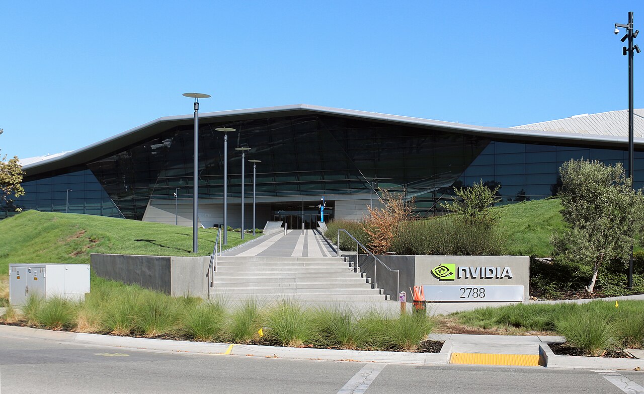 Tòa nhà trụ sở NVIDIA tại Silicon Valley với biển tên màu xanh lá cây