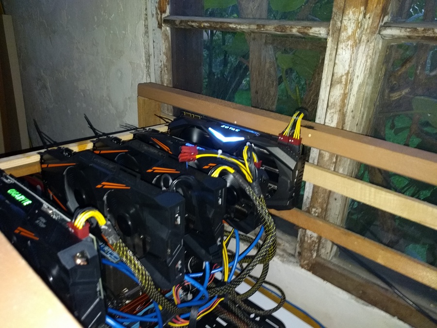 GPU mining rig với 6 card đồ họa trên khung nhôm mở tản nhiệt quạt