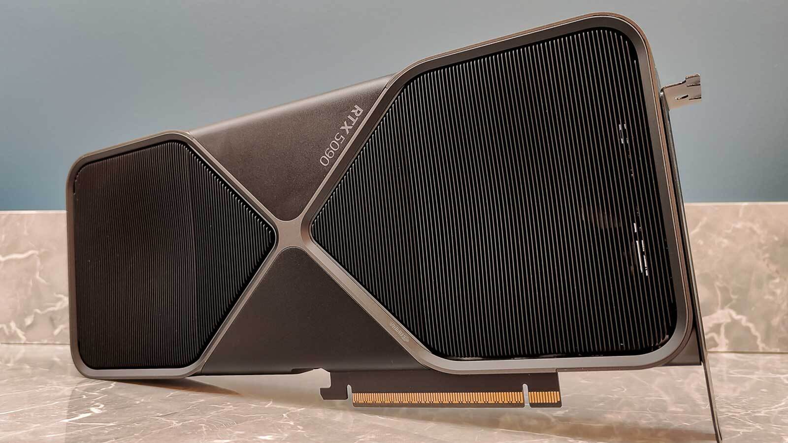 Card đồ họa NVIDIA RTX 5090 với thiết kế quạt xuyên gió