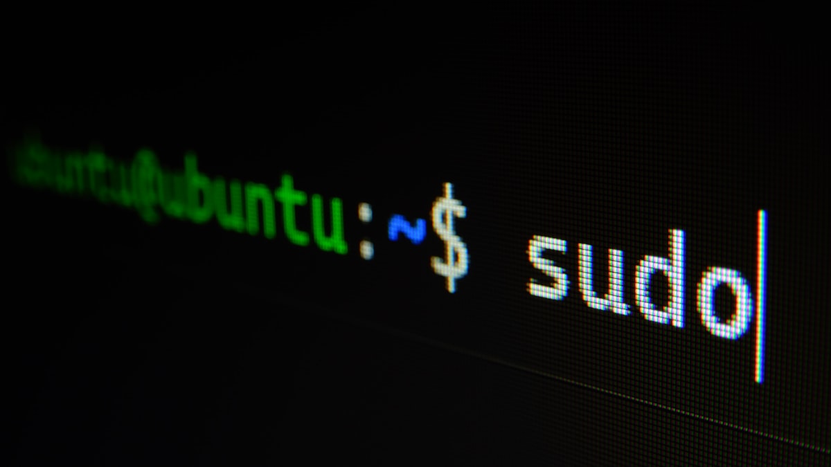 Cửa sổ terminal lập trình viên kết nối với API GraphQL qua single endpoint