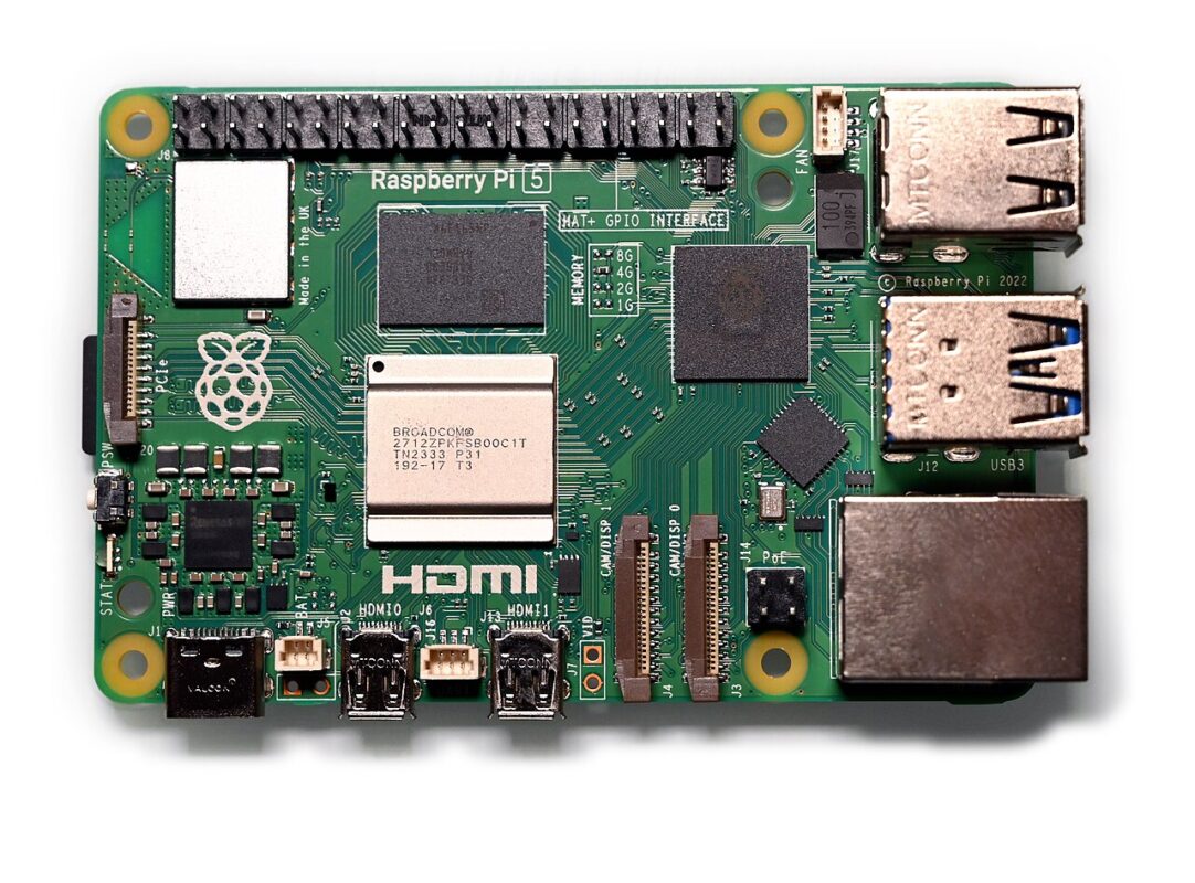 Bo mạch Raspberry Pi 5 với các cổng USB HDMI và header GPIO