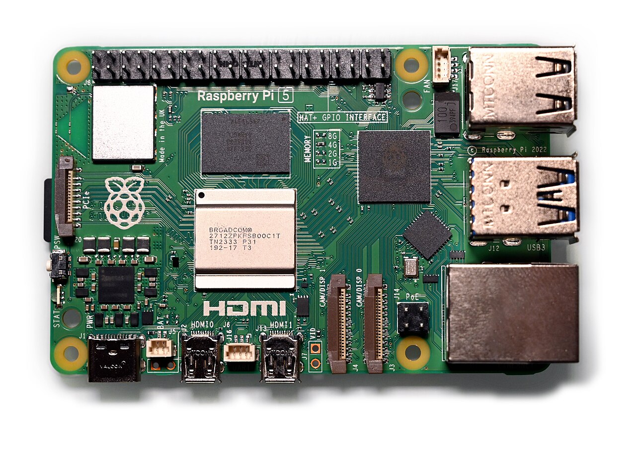 Bo mạch Raspberry Pi 5 với các cổng USB HDMI và header GPIO