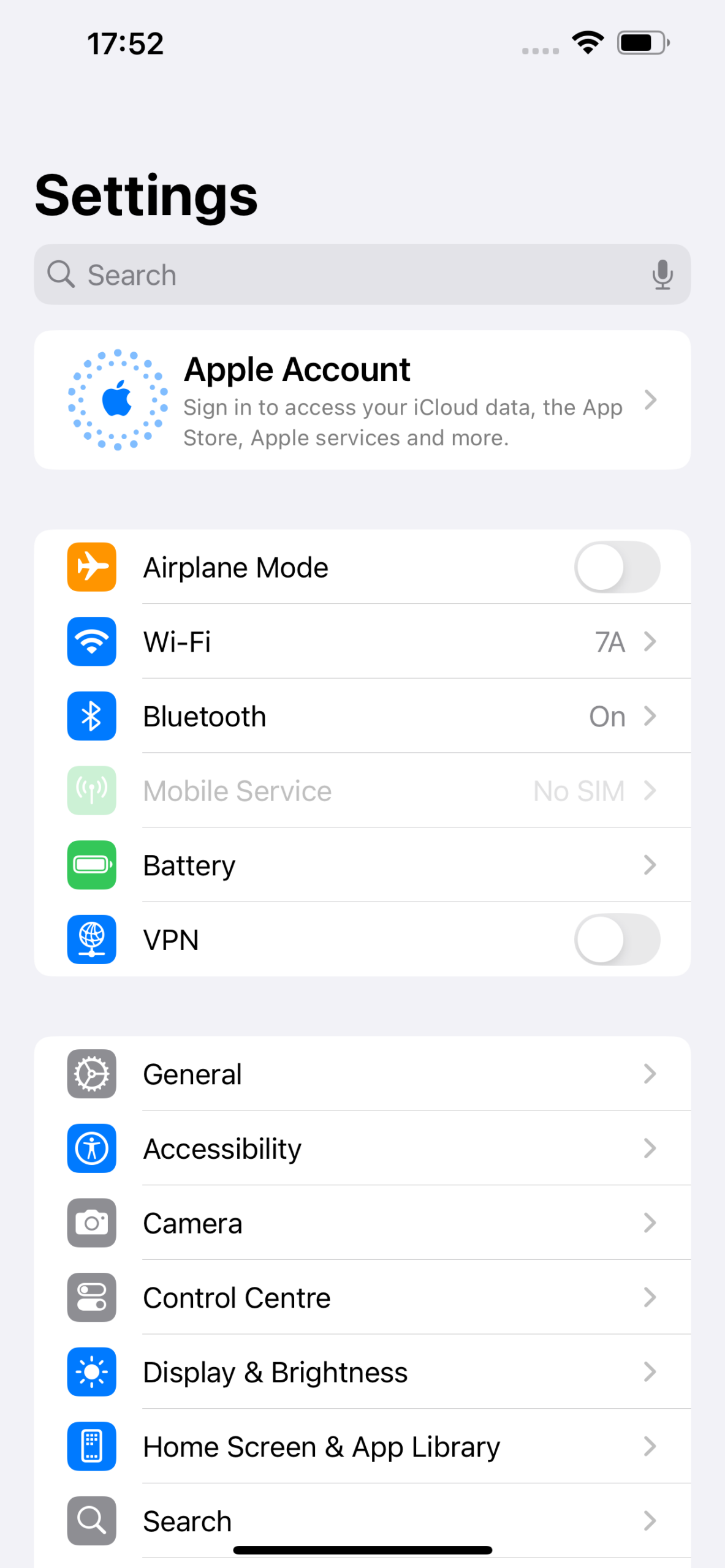 Màn hình Cài đặt iOS 18 hiển thị các tùy chọn Tải ứng dụng và Cập nhật tự động đang tắt