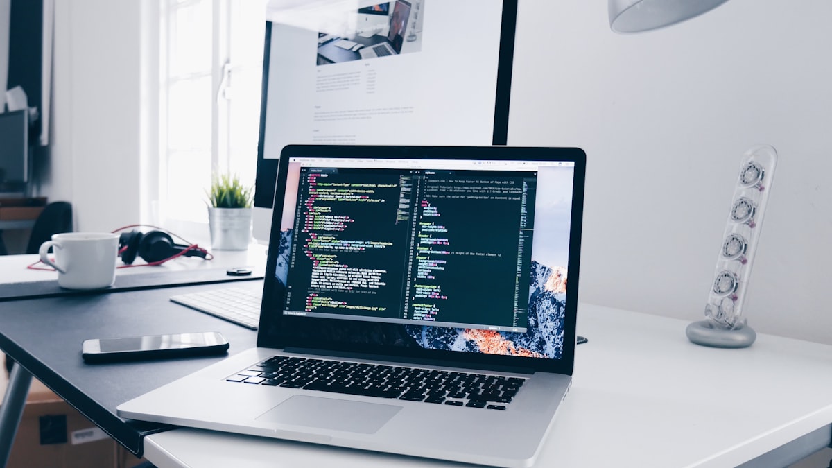 Màn hình laptop hiển thị code Kotlin cho ứng dụng Android