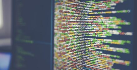 Code trên màn hình máy tính minh họa hiệu năng WebAssembly trong browser