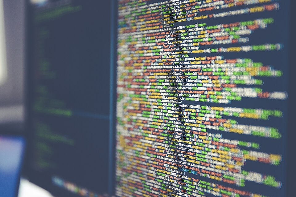 Code trên màn hình máy tính minh họa hiệu năng WebAssembly trong browser
