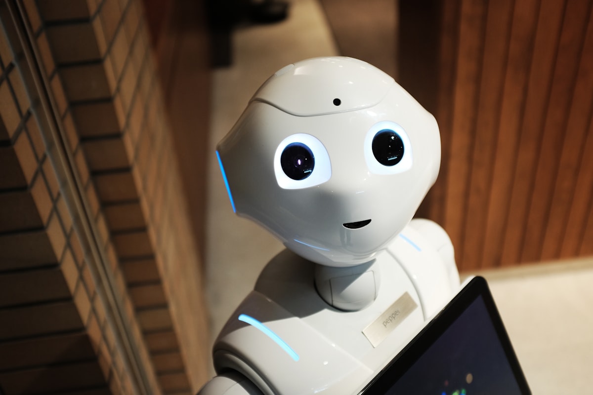 Hình ảnh robot AI đang xử lý ngôn ngữ tự nhiên