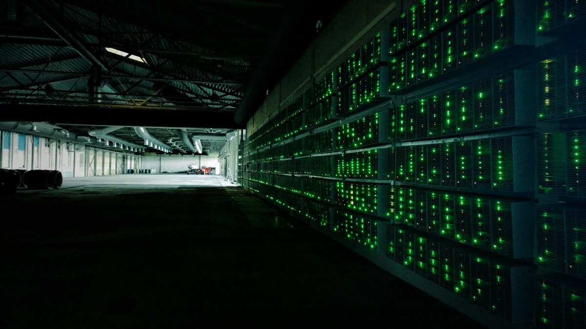 Kho khai thác bitcoin với các dàn máy đào xếp thành hàng đèn LED xanh
