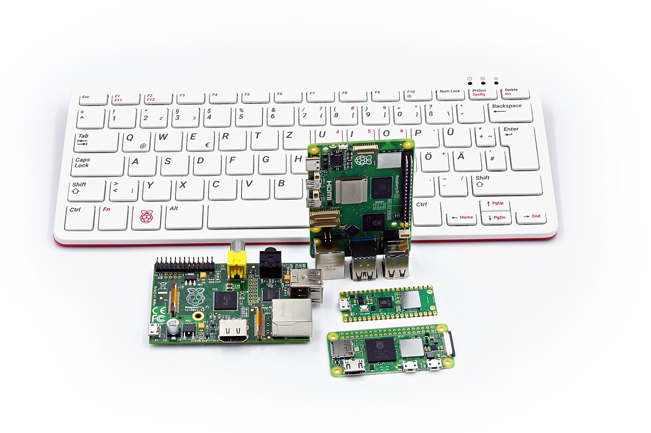 Nhiều bo mạch Raspberry Pi các thế hệ đặt cạnh nhau so sánh kích thước