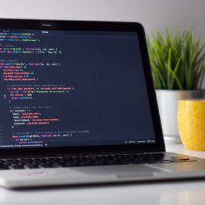 Màn hình laptop hiển thị mã nguồn trong trình soạn thảo