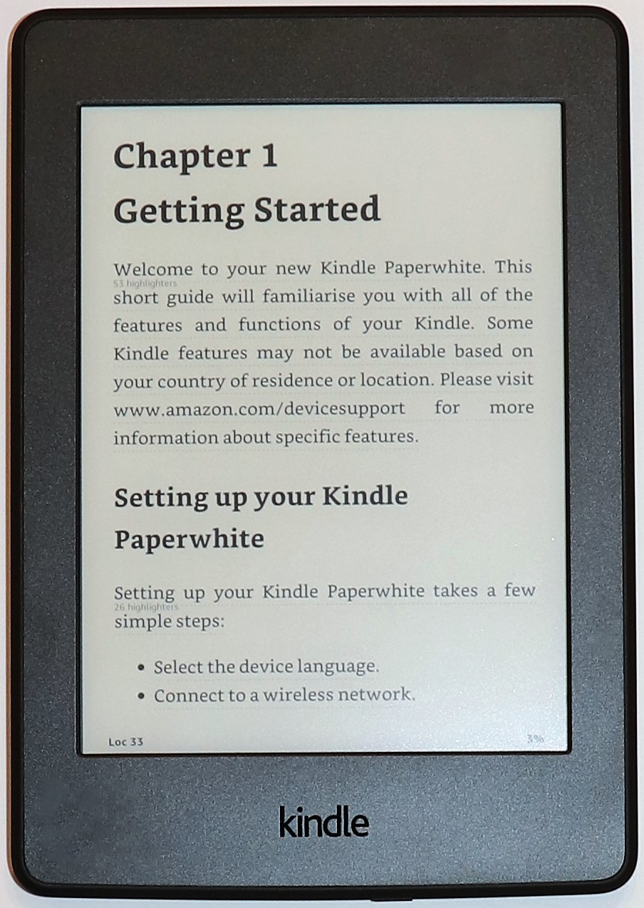 Máy đọc sách Amazon Kindle Paperwhite hiển thị trang sách chữ đen trắng trên màn hình E Ink, minh họa cho trải nghiệm đọc sách E Ink
