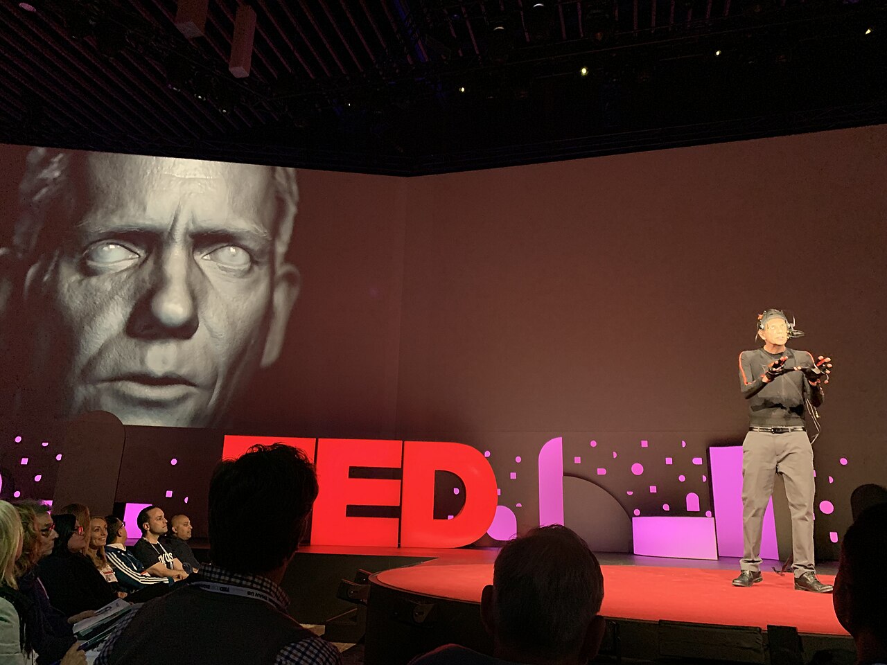 Màn hình TED 2019 trình diễn deepfake khuôn mặt do AI tạo ra