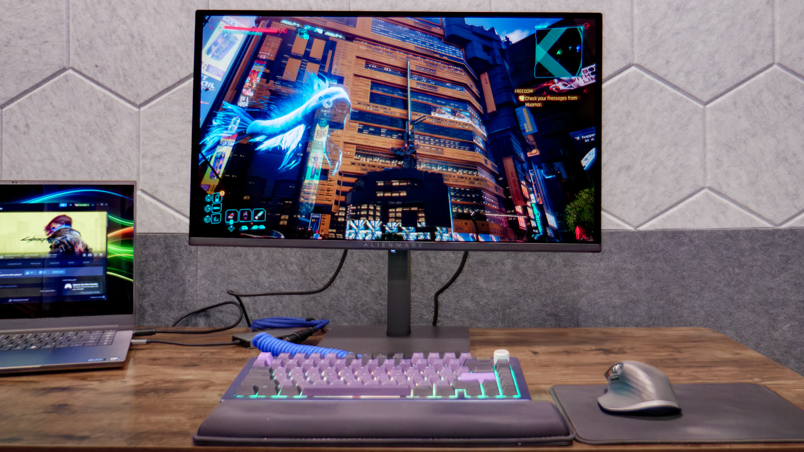 Màn hình gaming Alienware 27 inch đang chạy game trên bàn làm việc