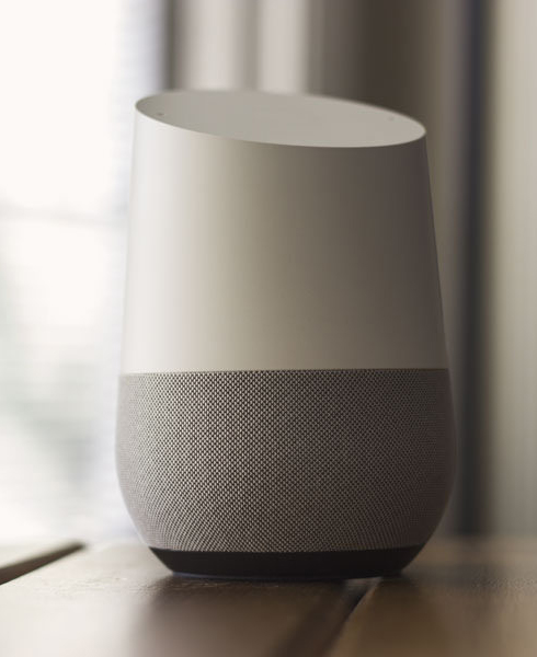Loa thông minh Google Home đặt trên bàn