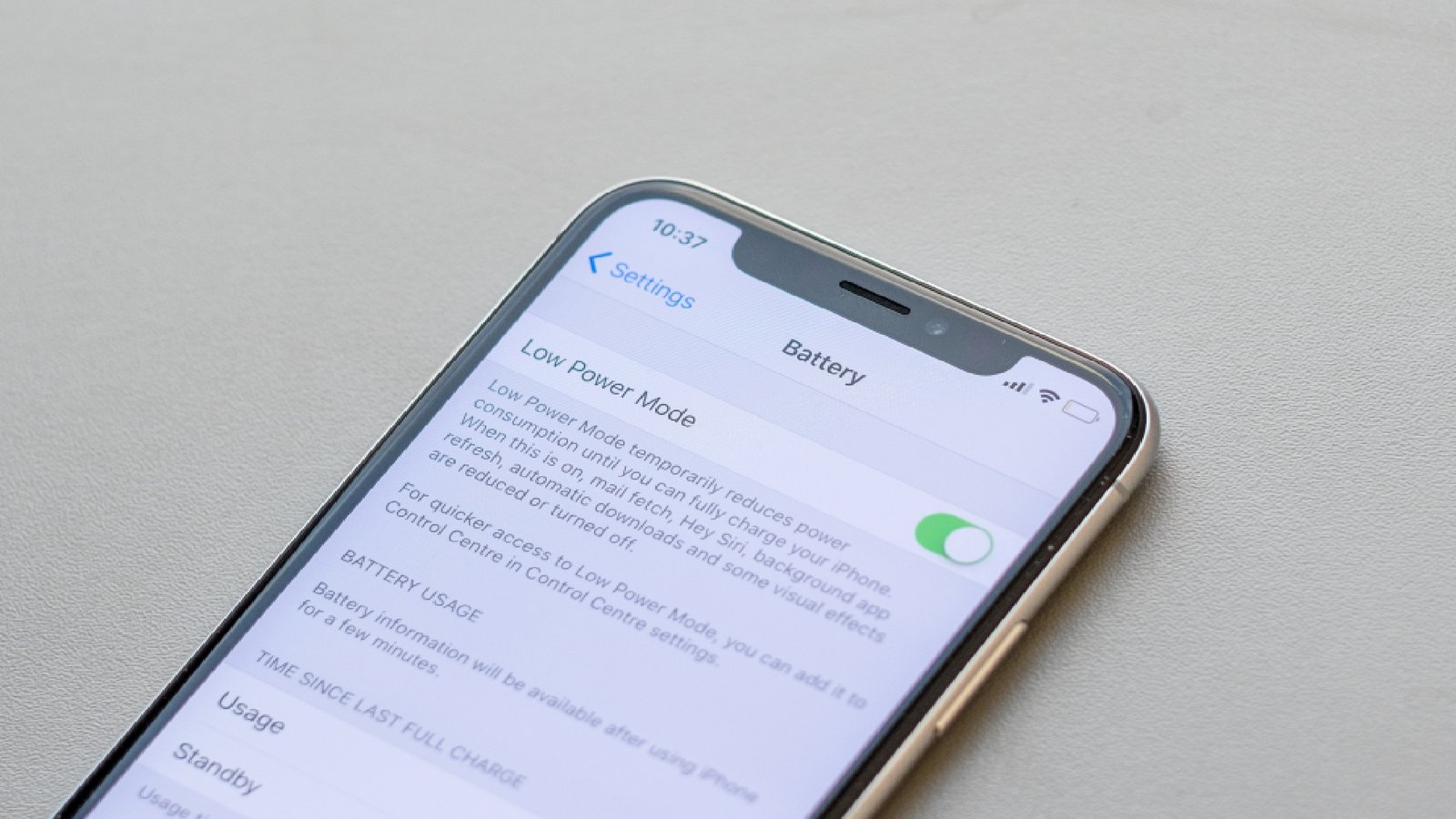 Màn hình cài đặt pin iPhone với Low Power Mode đang bật