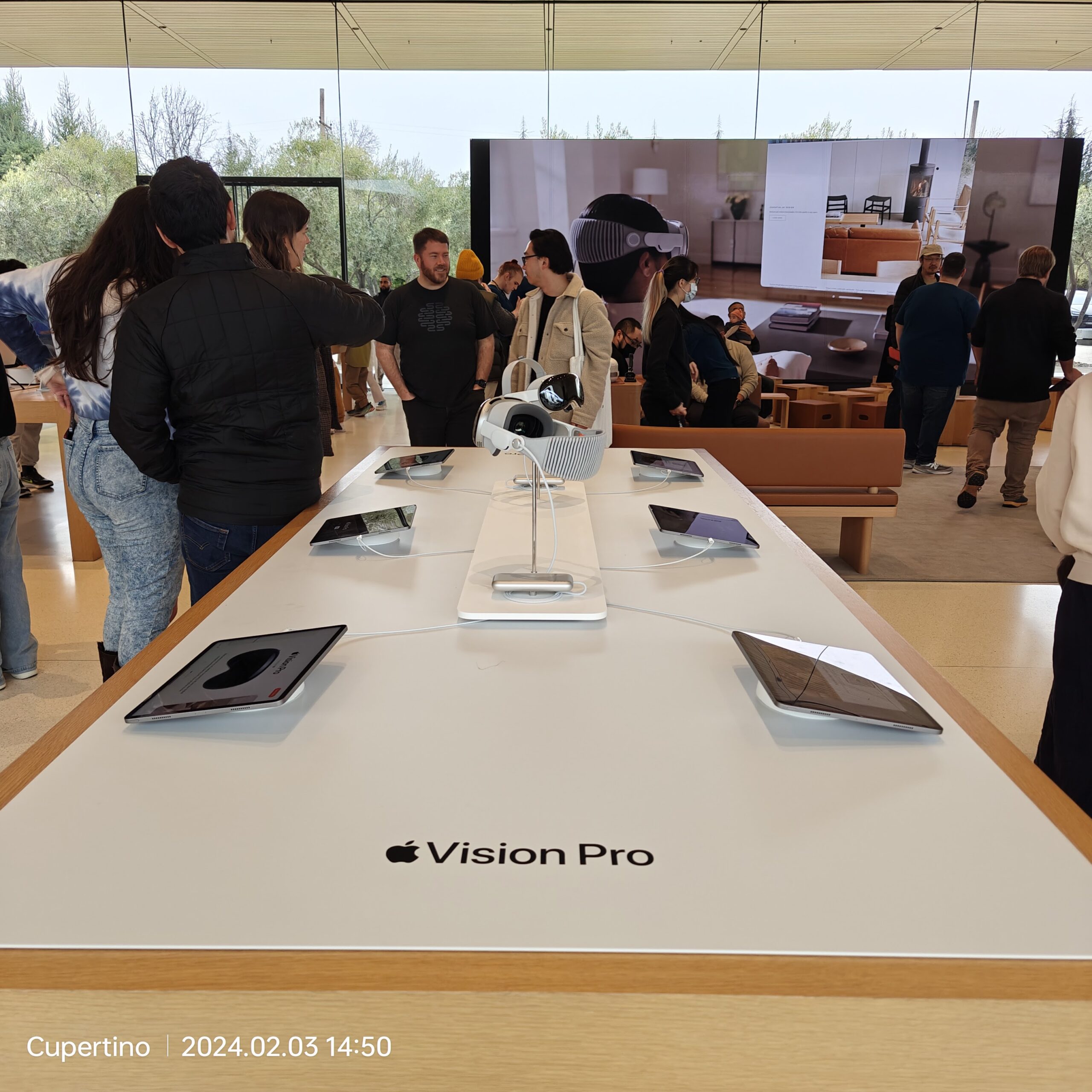 Apple Vision Pro headset đặt trên bàn trưng bày tại Apple Store, chụp năm 2024