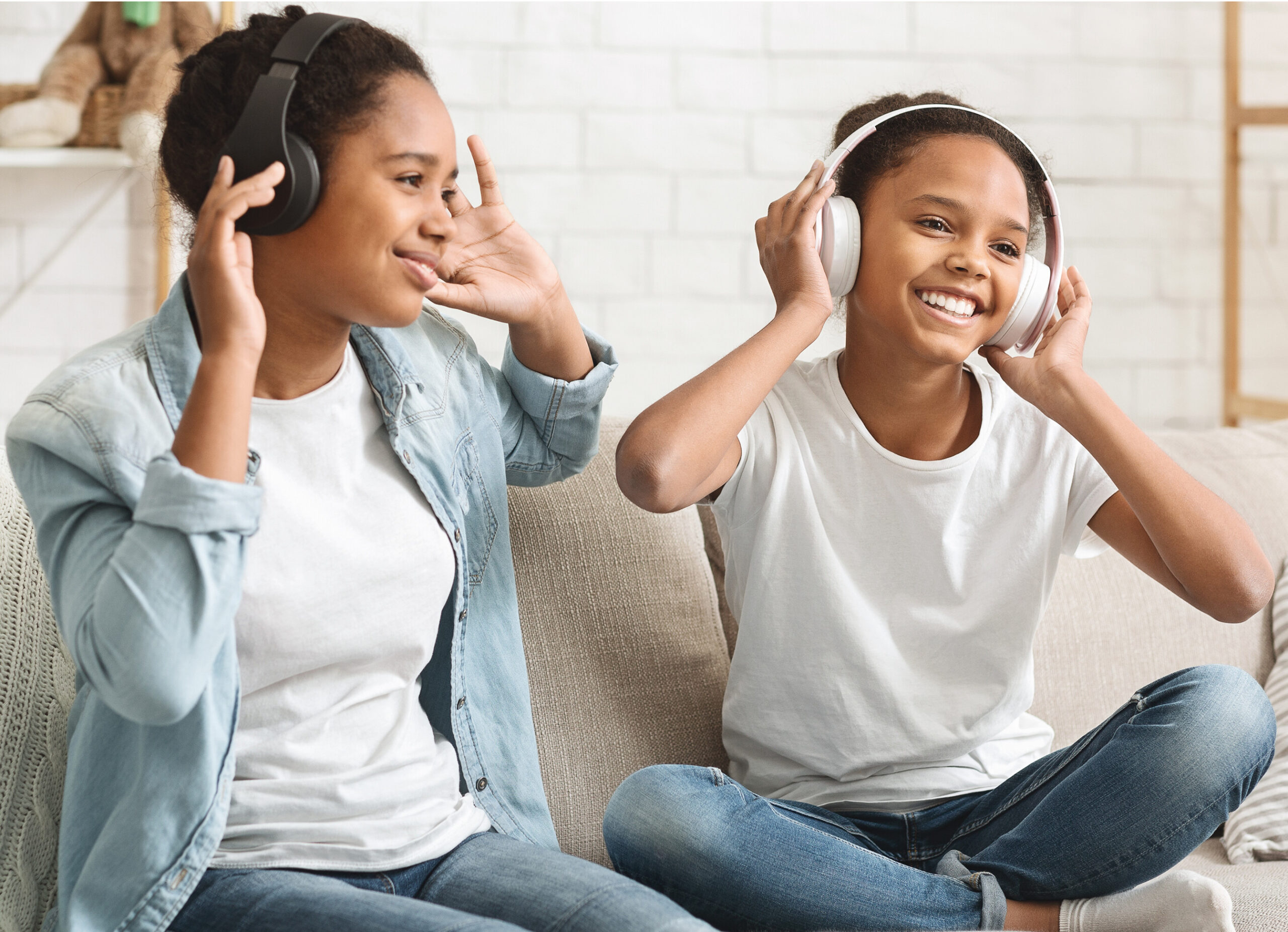 Sơ đồ Auracast broadcast từ một nguồn đến nhiều tai nghe cùng lúc