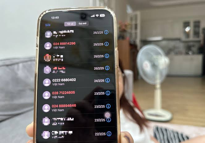 minh họa cảnh người dùng nghe điện thoại với biểu cảm nghi ngờ, cảnh báo lừa đảo