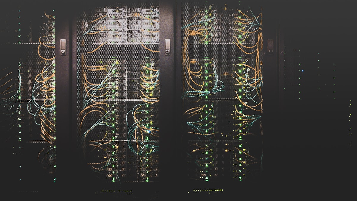 Dãy máy chủ trong trung tâm dữ liệu chạy GPU NVIDIA cho AI